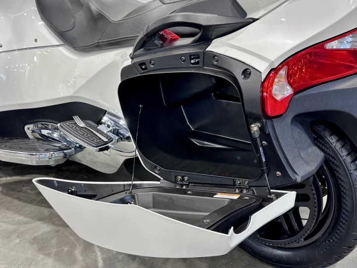 2013 BRP CAN-AM SPYDER RT LIMITED SE-5 (SEMI-AUTOMATIQUE + ENSEMBLE CHROME + DOSSIER + 43092 KM + RARE & A1 