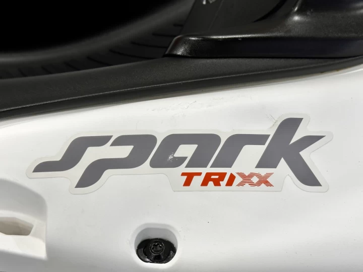 2024 BRP SEA-DOO SPARK TRIXX + IBR + VTS + PREMIUM AUDIO + MODE TRIXX + 12 HR SEULEMENT + COULEURES RARE & A1 