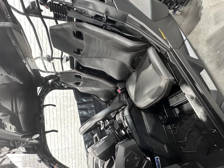 2025 BRP CAN-AM COMMANDER XT-P 1000R EFI + 4WD + DPS + FOX + CABINE + SEULEMENT 1049 KM + RARE & IMPECCABLE A1 