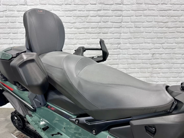 2024 BRP SKI-DOO GRAND TOURING L.E = LIMITED EDITION + ENSEMBLE LUXE + 900 ACE EFI 137'' AIR RIDE + ECRAN 10'' + SEULEMENT 478 KM + RARE & A1 