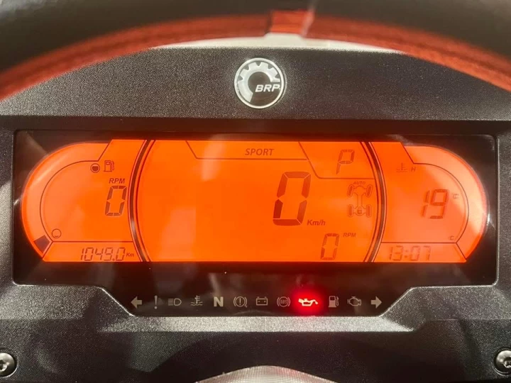 2025 BRP CAN-AM COMMANDER XT-P 1000R EFI + 4WD + DPS + FOX + CABINE + SEULEMENT 1049 KM + RARE & IMPECCABLE A1 