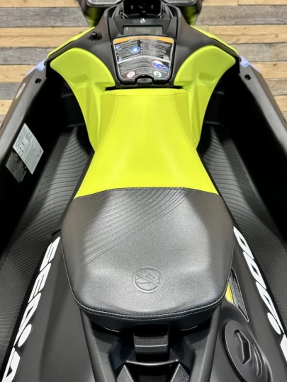 2024 BRP SEA-DOO SPARK TRIXX + IBR + VTS + PREMIUM AUDIO + SEULEMENT 12 HR + COULEUR RARE & A1 