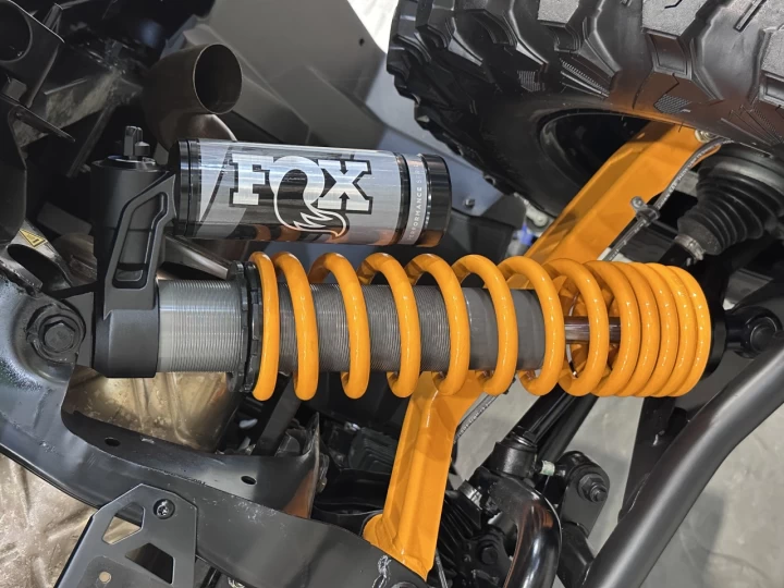 2025 BRP CAN-AM COMMANDER XT-P 1000R EFI + 4WD + DPS + FOX + CABINE + SEULEMENT 1049 KM + RARE & IMPECCABLE A1 