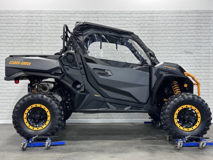 2025 BRP CAN-AM COMMANDER XT-P 1000R EFI + 4WD + DPS + FOX + CABINE + SEULEMENT 1049 KM + RARE & IMPECCABLE A1 