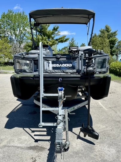 2025 BRP SEA-DOO SWITCH 18' EDITION FISH + ROTAX 230 HP + IBR + VTS + IDF + GPS + AUDIO + TOIT BIMINI + REMORQUE + RARE & A1 