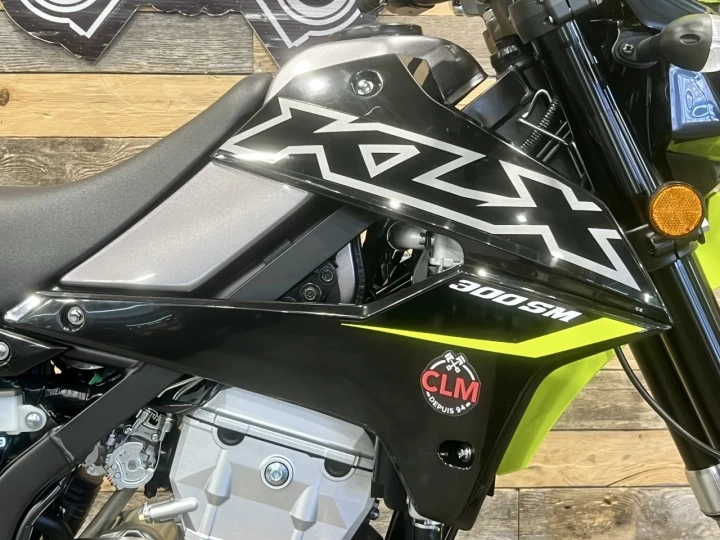 2023 KAWASAKI KLX 300 SM - SUPER MOTARD + LÉGALE SUR LA ROUTE + SEULEMENT 8 KM 