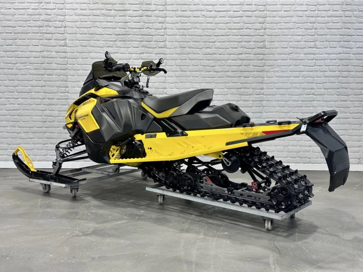 2025 BRP SKI-DOO RENEGADE X-RS 900 TURBO ''R'' 180 H.P + REV GEN5 + 10714 KM + COULEUR RARE & A1 