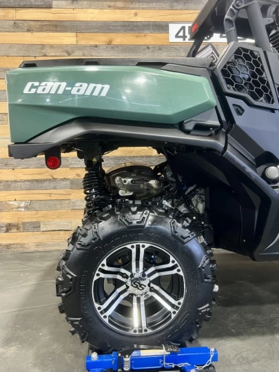 2025 BRP CAN-AM COMMANDER 700 EFI + 4X4 + DPS + MAGS & PNEUS NEUFS + SEULEMENT 2759 KM + RARE & CONDITION A1 