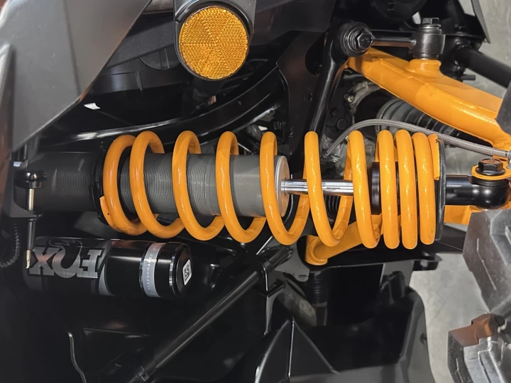 2025 BRP CAN-AM COMMANDER XT-P 1000R EFI + 4WD + DPS + FOX + CABINE + SEULEMENT 1049 KM + RARE & IMPECCABLE A1 