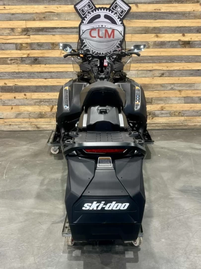 2023 BRP SKI-DOO RENEGADE ADRENALINE 900 ACE ITC 137'' + SEULEMENT 5308 KM + ROLLERSKI + CONDITION IMPECCABLE A1 