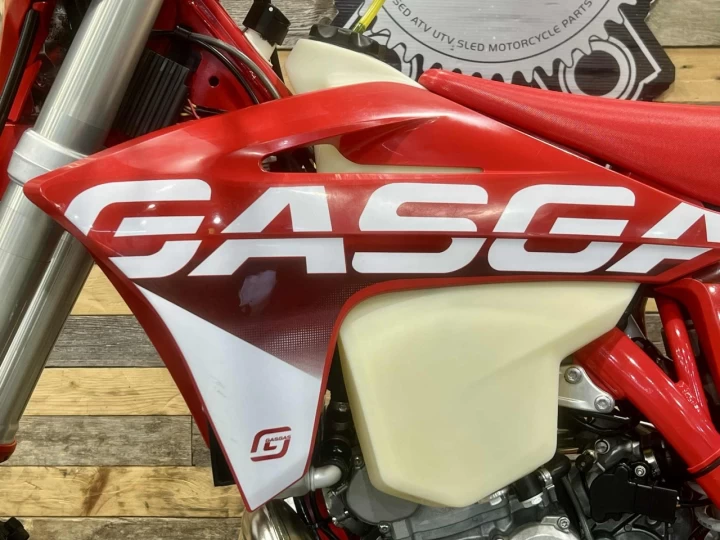 2023 GASGAS EC 300 EFI + 2 TEMPS A INJECTION D'HUILE + DEMARREUR ELECTRIQUE + SEULEMENT 20 HR + RARE & A1 