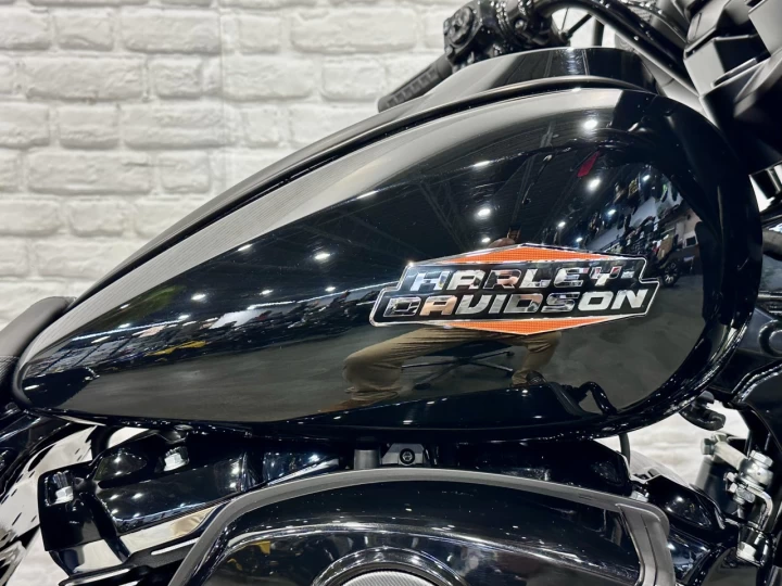 2024 HARLEY DAVIDSON FLHX STREET GLIDE 117 p.c = 1923 cc EFI + ECRAN 12'' GPS + BAS KM 5543 KM + COULEUR RARE & A1 