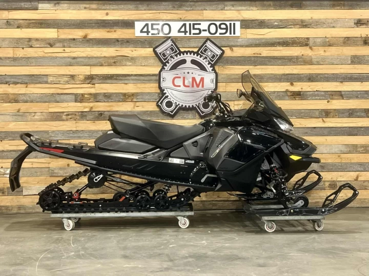 2023 BRP SKI-DOO RENEGADE ADRENALINE 900 ACE ITC 137'' + SEULEMENT 5308 KM + ROLLERSKI + CONDITION IMPECCABLE A1 