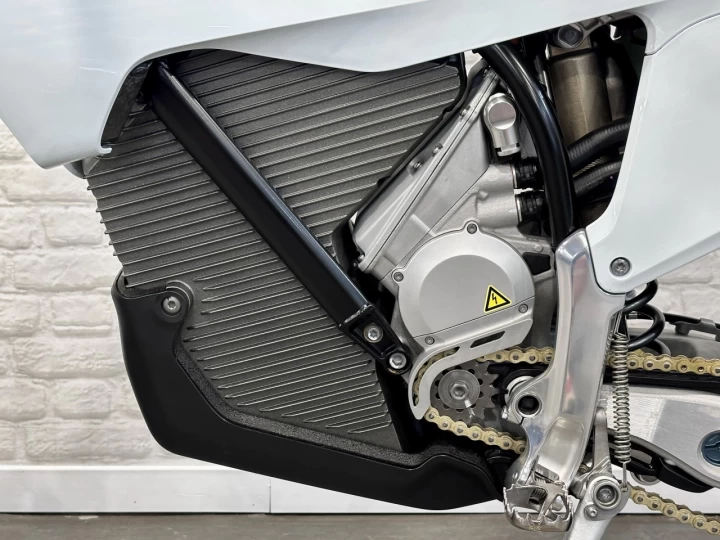 2026 STARK FUTURE VARG SM = SUPERMOTARD 60HP @ 80 HP + 100% VE MOTO ÉLECTRIQUE LÉGALE SUR ROUTE + NEUF + GARANTIE 2 ANS 