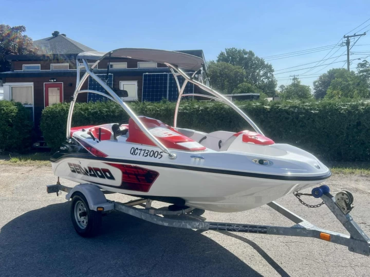 2007 BRP SEA-DOO SPEEDSTER 150 ROTAX 215 HP + TOUR + TOIT BIMINI + RADIO + REMORQUE + SEULEMENT 98 HEURES 