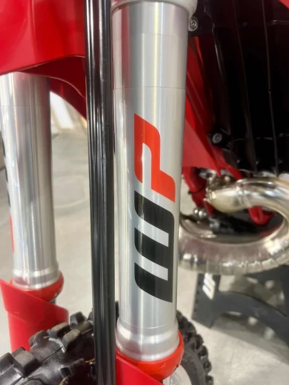 2023 GASGAS EC 300 EFI + 2 TEMPS A INJECTION D'HUILE + DEMARREUR ELECTRIQUE + SEULEMENT 20 HR + RARE & A1 