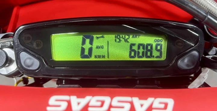 2023 GASGAS EC 300 EFI + 2 TEMPS A INJECTION D'HUILE + DEMARREUR ELECTRIQUE + SEULEMENT 20 HR + RARE & A1 