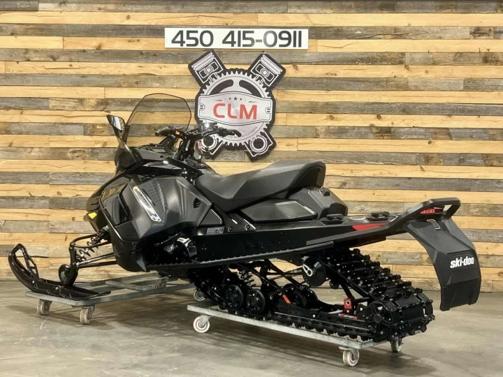 2023 BRP SKI-DOO RENEGADE ADRENALINE 900 ACE ITC 137'' + SEULEMENT 5308 KM + ROLLERSKI + CONDITION IMPECCABLE A1 