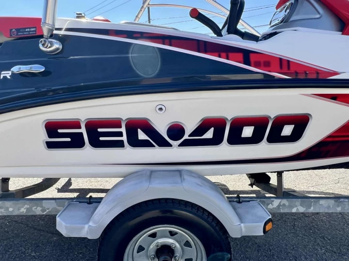 2007 BRP SEA-DOO SPEEDSTER 150 ROTAX 215 HP + TOUR + TOIT BIMINI + RADIO + REMORQUE + SEULEMENT 98 HEURES 