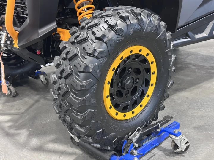 2025 BRP CAN-AM COMMANDER XT-P 1000R EFI + 4WD + DPS + FOX + CABINE + SEULEMENT 1049 KM + RARE & IMPECCABLE A1 