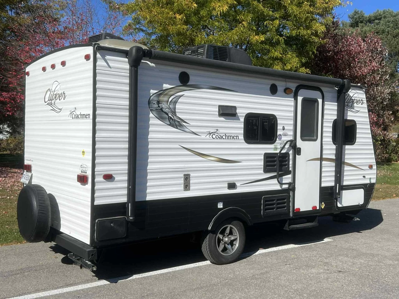 2017 FOREST RIVER COACHMAN CLIPPER 17 BH + BUNK BEDS + COUCHE 5 PERSONNE + COULEUR MODERNE + CONDITION A1  Image principale
