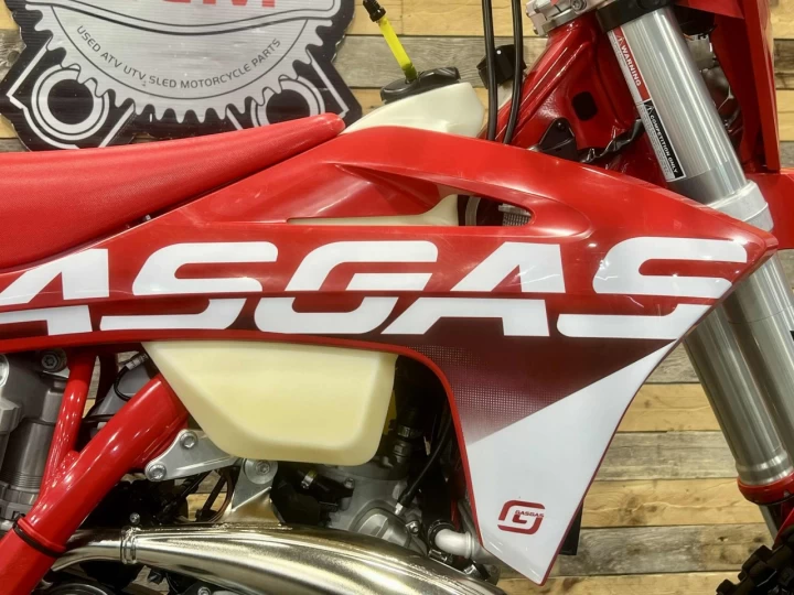 2023 GASGAS EC 300 EFI + 2 TEMPS A INJECTION D'HUILE + DEMARREUR ELECTRIQUE + SEULEMENT 20 HR + RARE & A1 