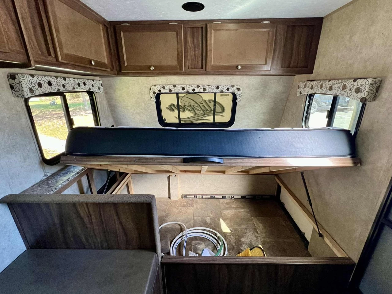 2017 FOREST RIVER COACHMAN CLIPPER 17 BH + BUNK BEDS + COUCHE 5 PERSONNE + COULEUR MODERNE + CONDITION A1  Image principale