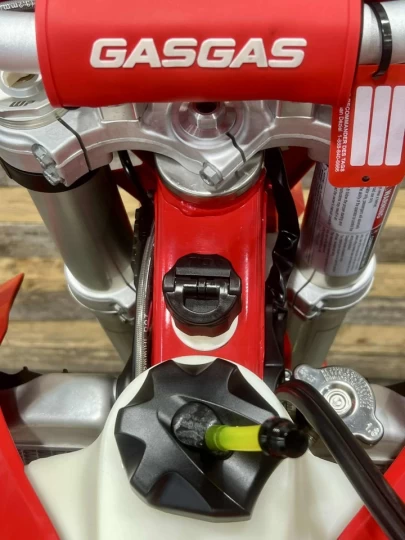 2023 GASGAS EC 300 EFI + 2 TEMPS A INJECTION D'HUILE + DEMARREUR ELECTRIQUE + SEULEMENT 20 HR + RARE & A1 