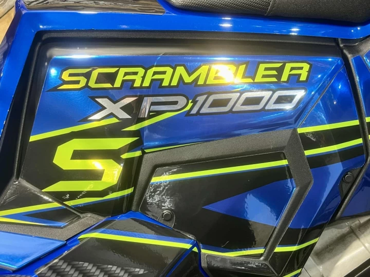 2023 POLARIS SCRAMBLER XP 1000 VERSION ''S'' + 4X4 + EPS + SEULEMENT 2235 KM + GARANTIE JANVIER 2027 + LOOK INCROYABLE 