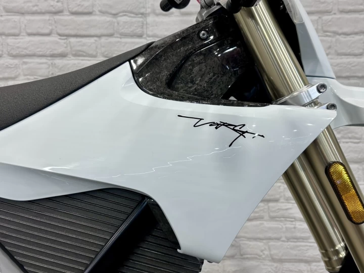 2026 STARK FUTURE VARG SM = SUPERMOTARD 60HP @ 80 HP + 100% VE MOTO ÉLECTRIQUE LÉGALE SUR ROUTE + NEUF + GARANTIE 2 ANS 