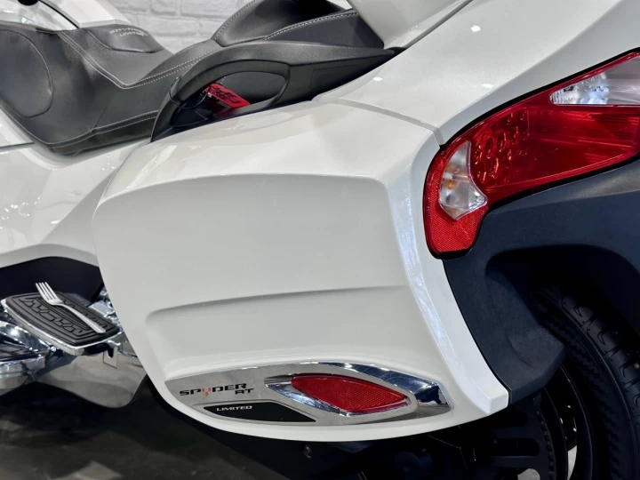 2013 BRP CAN-AM SPYDER RT LIMITED SE-5 (SEMI-AUTOMATIQUE + ENSEMBLE CHROME + DOSSIER + 43092 KM + RARE & A1 