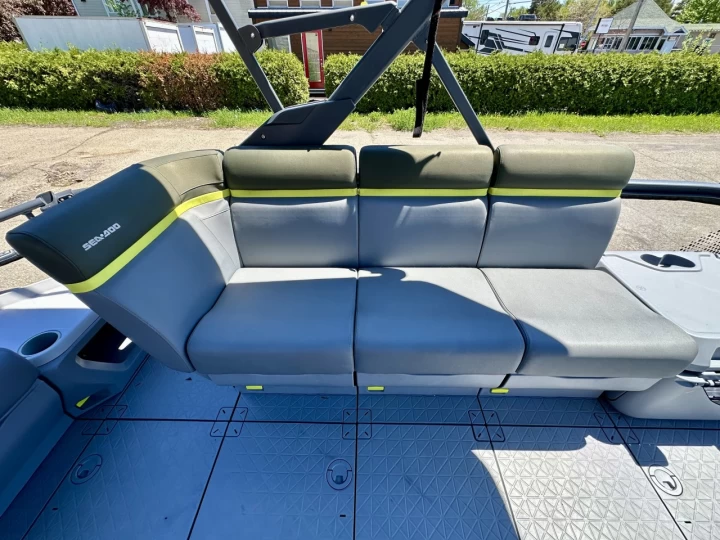 2025 BRP SEA-DOO SWITCH 18' EDITION FISH + ROTAX 230 HP + IBR + VTS + IDF + GPS + AUDIO + TOIT BIMINI + REMORQUE + RARE & A1 