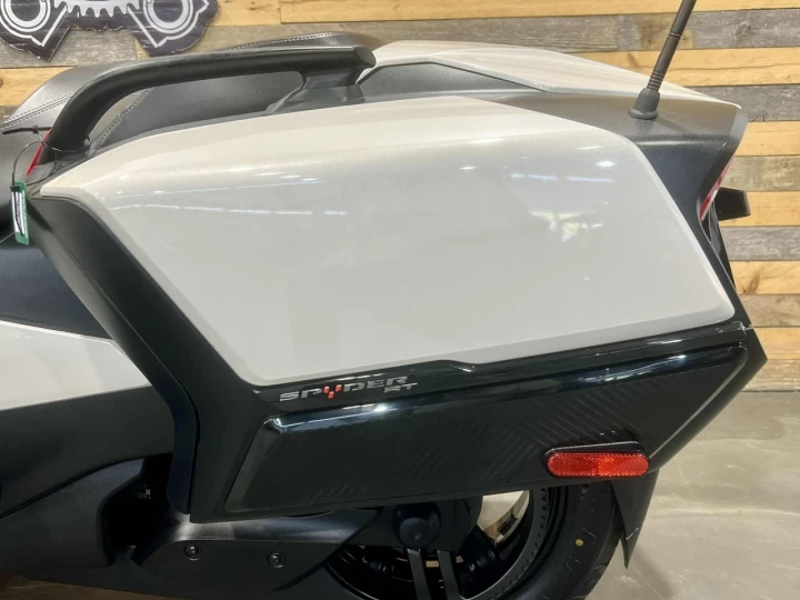 2020 BRP CAN-AM SPYDER RT SE-6 (SEMI-AUTOMATIQUE) + 56770 KM + COULEUR ET MODELE RARE + CONDITION A1 