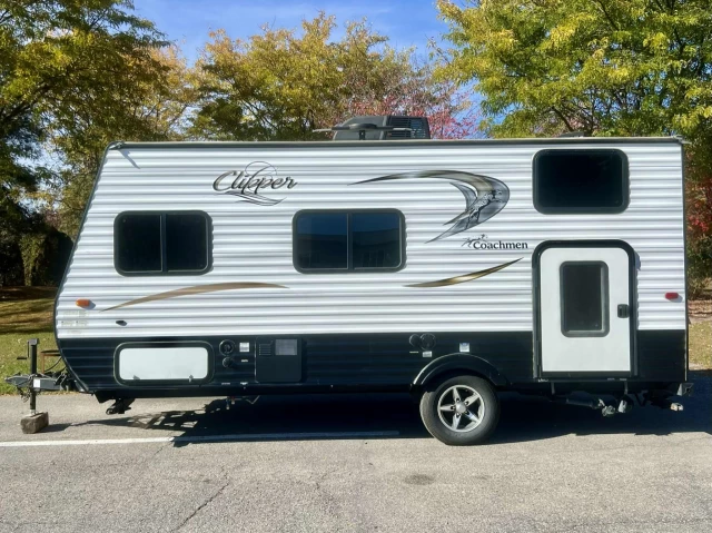 FOREST RIVER COACHMAN CLIPPER 17 BH + BUNK BEDS + COUCHE 5 PERSONNE + COULEUR MODERNE + CONDITION A1  2017