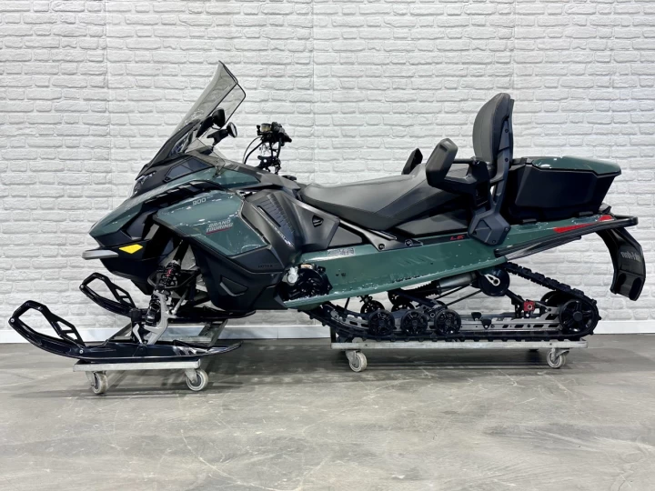 2024 BRP SKI-DOO GRAND TOURING L.E = LIMITED EDITION + ENSEMBLE LUXE + 900 ACE EFI 137'' AIR RIDE + ECRAN 10'' + SEULEMENT 478 KM + RARE & A1 