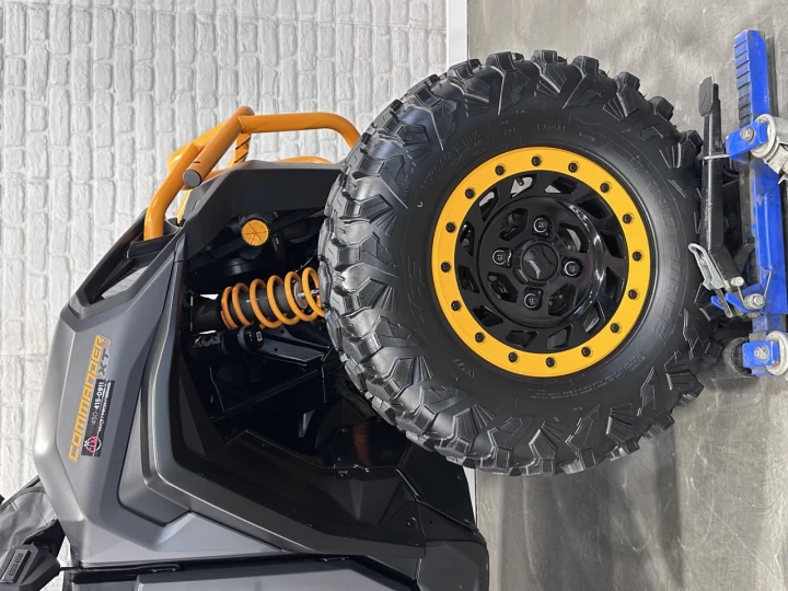 2025 BRP CAN-AM COMMANDER XT-P 1000R EFI + 4WD + DPS + FOX + CABINE + SEULEMENT 1049 KM + RARE & IMPECCABLE A1 