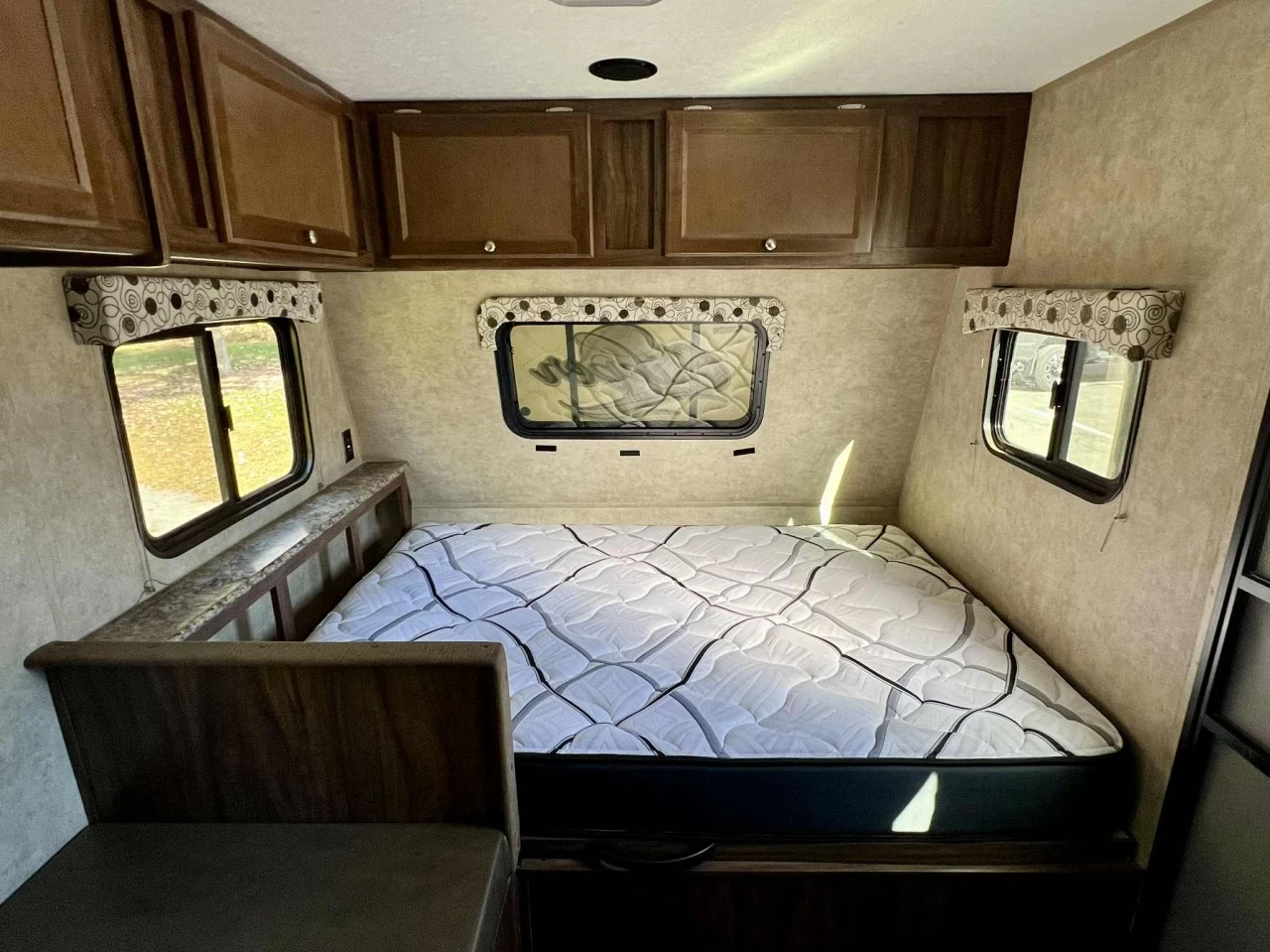 2017 FOREST RIVER COACHMAN CLIPPER 17 BH + BUNK BEDS + COUCHE 5 PERSONNE + COULEUR MODERNE + CONDITION A1  Image principale