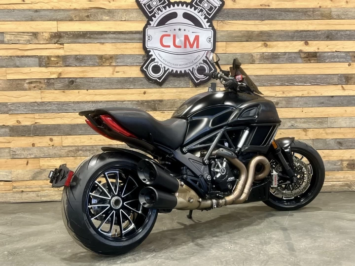 2017 DUCATI DIAVEL 1198 EFI + EDITION DARK + 42259  KM + PNEU 240 mm ARRIERE NEUF 0 KM + RARE & CONDITION A1 