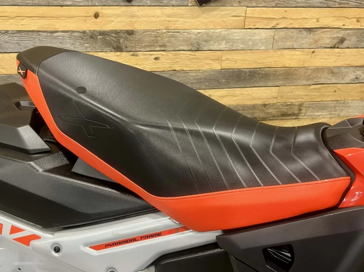 2019 BRP SKI-DOO RENEGADE X 850 E-TEC EFI 137'' + REV GEN4 + 15609 KM + COULEUR RARE & A1 