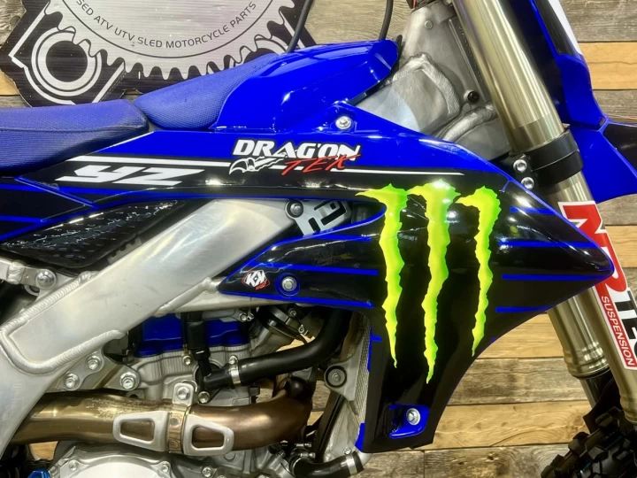 2024 YAMAHA YZ 450F EFI + 4 TEMPS + SEULEMENT 25 HR + LOOK UNIQUE & CONDITION A1 