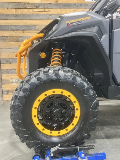 2025 BRP CAN-AM COMMANDER XT-P 1000R EFI + 4WD + DPS + FOX + SEULEMENT 1049 KM + RARE & IMPECCABLE A1 