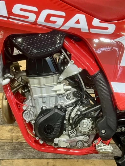 2024 GASGAS MC 450F EFI+ SEULEMENT 50 HR + KIT GRAPHIQUE CUSTON NEUF + RARE $ CONDITION A1 