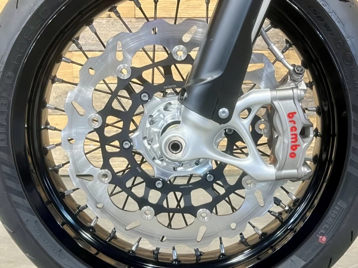 2026 STARK FUTURE VARG SM - SUPERMOTO 100% VE - ELECTRIQUE LEGALE SUR LA ROUTE+ 60 H.P @ 80 H.P + GARANTIE 2 ANS 