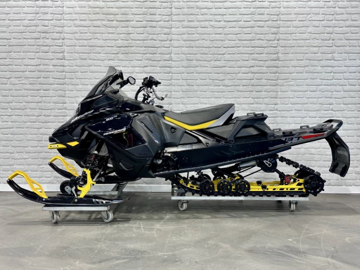 2024 BRP SKI-DOO RENEDAGE ADRENALINE AVEC ENSEMBLE ENDURO 9AA cc ACE EFI 137'' + SEULEMENT 2951 KM + ECRAN 10'' + REV GEN5 + RARE & A1 