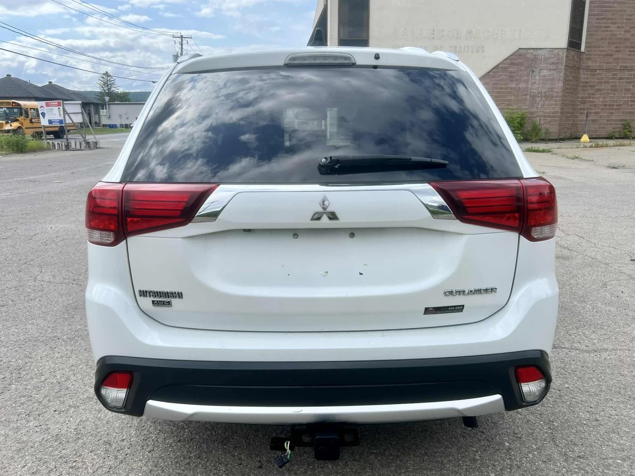 2017 MITSUBISHI OUTLANDER E.S AWD/4X4 + 7 PASSAGERS + CUIR + TOUTE ÉQUIPÉE + A1  Image principale