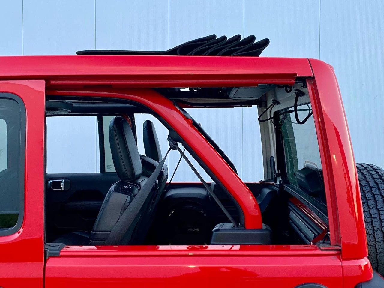 2019 JEEP WRANGLER UNLIMITED EDITION SAHARA 4X4 + TOIT ELECTRIQUE SKY + INYERIEUR CUIR +COULEUR RARE  Image principale