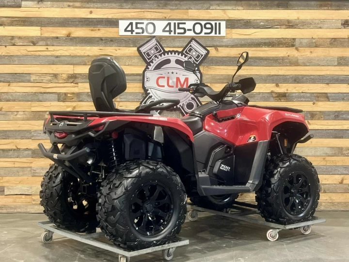 2023 BRP CAN-AM OUTLANDER MAX 700 XT EFI + DPS + 4X4 + 742 KM SEULEMENT + TREUIL + MAGS 