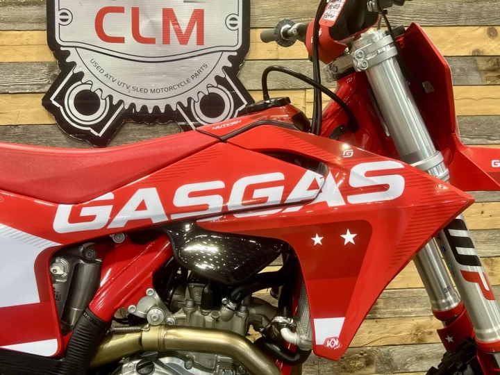 2024 GASGAS MC 450F EFI + 4 TEMPS + MX-MOTOCROSS + SEULEMENT 50 HR + KIT GRAPHIQUE CUSTOM NEUF 