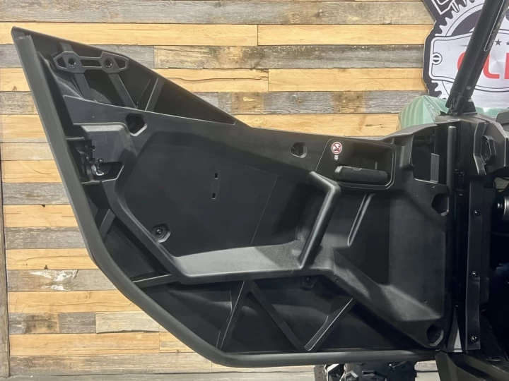 2025 BRP CAN-AM COMMANDER 700 EFI + 4X4 + DPS + MAGS & PNEUS NEUFS + SEULEMENT 2759 KM + RARE & CONDITION A1 