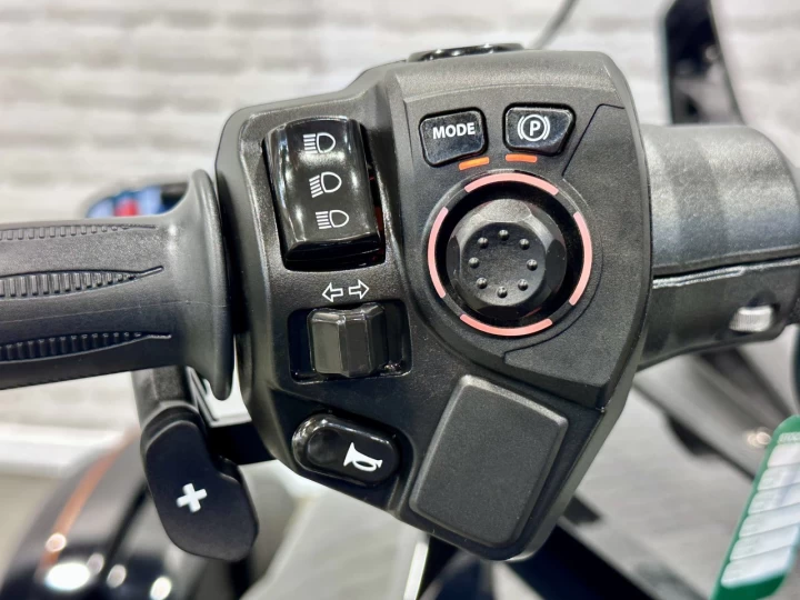 2023 BRP CAN-AM SPYDER F3 SE-6 = SEMI-AUTOMATIQUE + ROTAX 1330 ACE EFI + SEULEMENT 18205 KM + TOUT NOIR + RARE & A1 